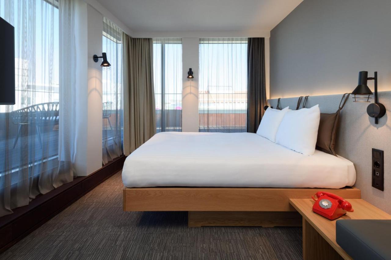 Moxy 3*