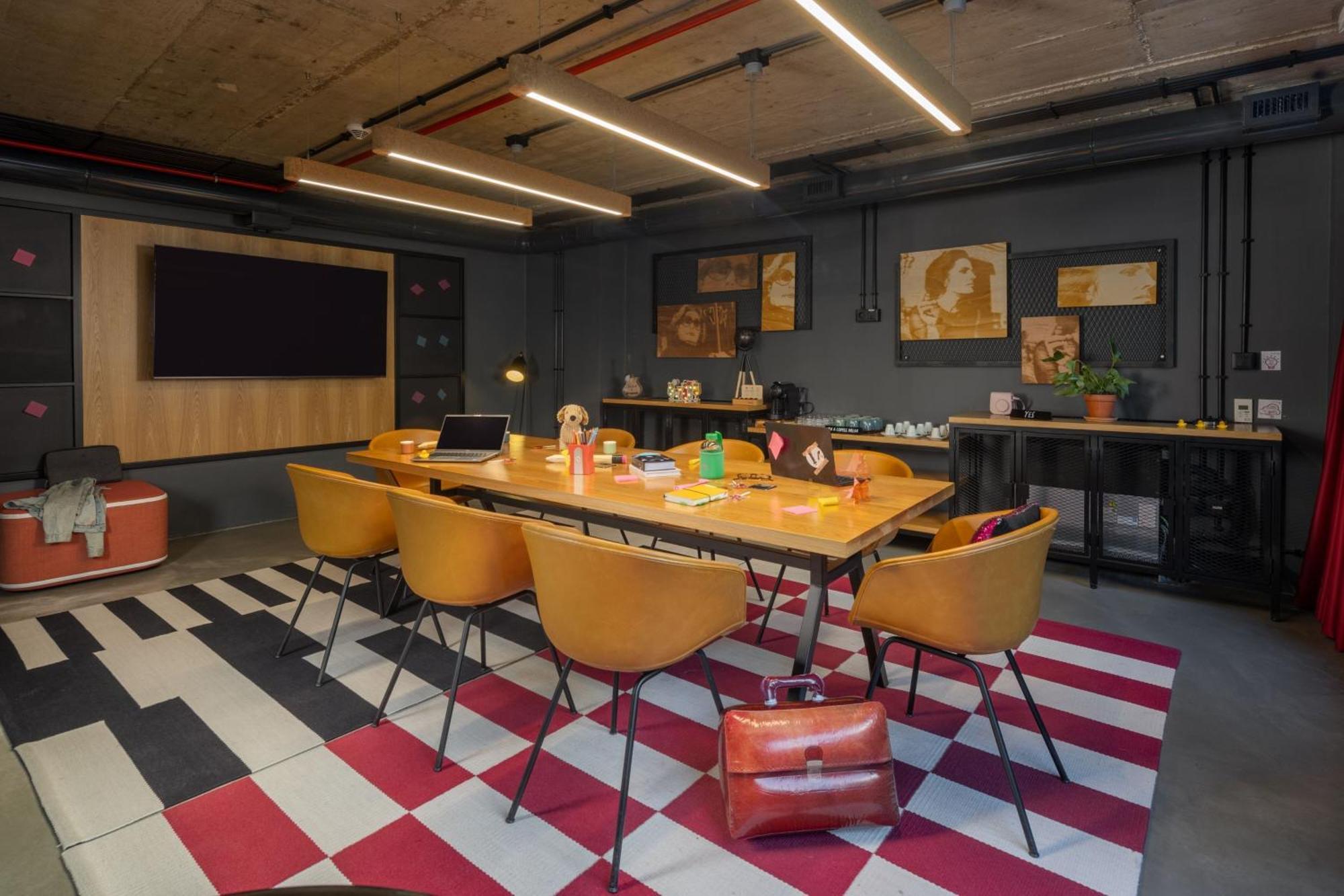 Moxy 3*