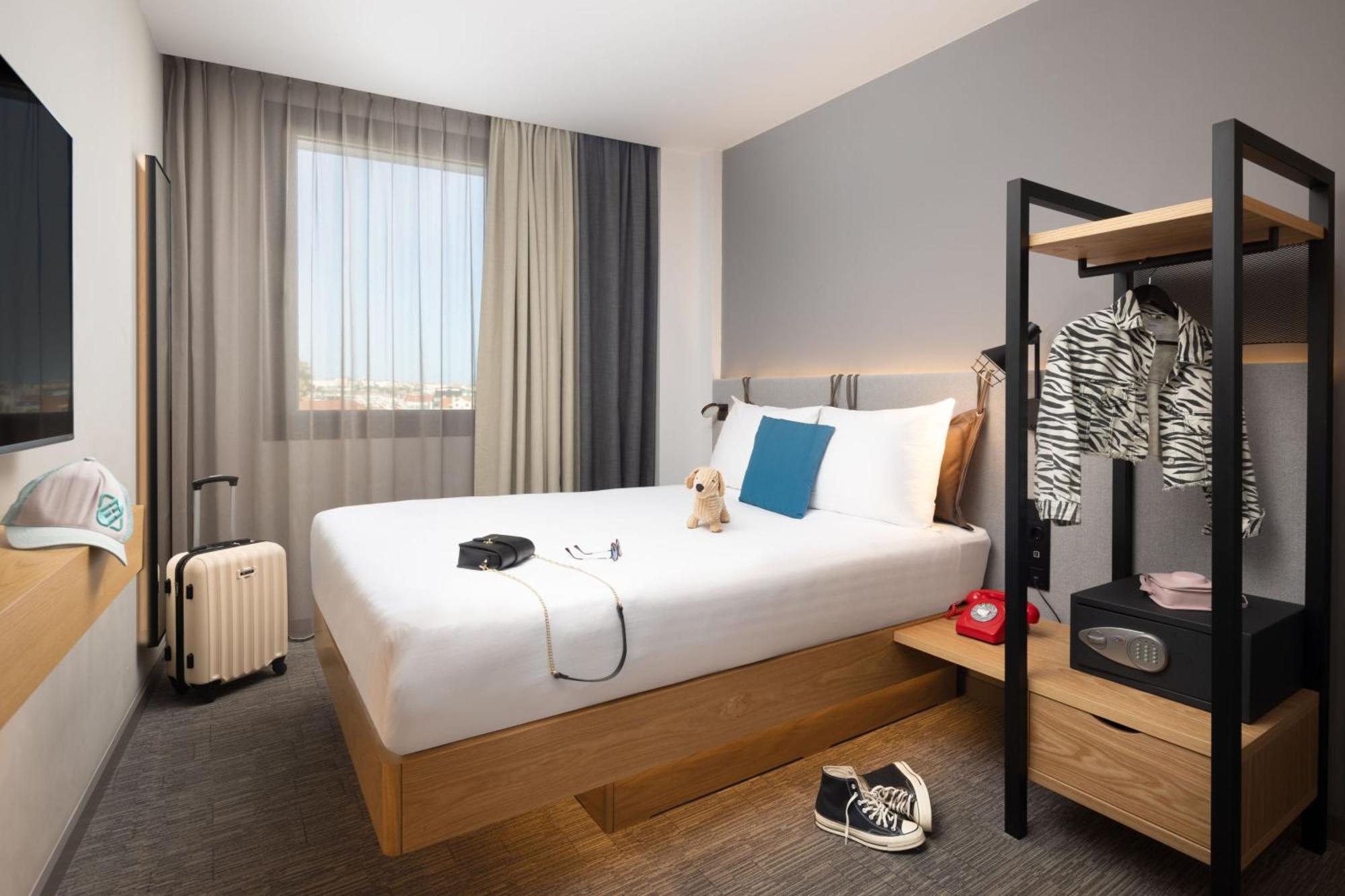 Moxy 3*